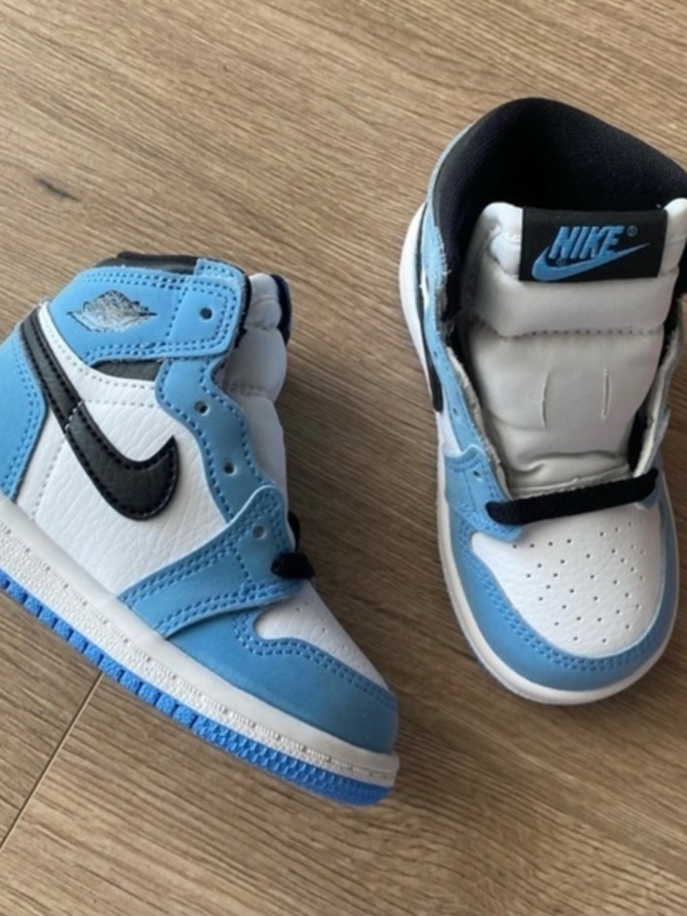Air Jordan 1 Retro High OG University Blue - Picture 5 of 5